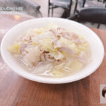 【食記】西門巧雅麵食館：酸菜白肉麵誠意爆表！熱氣療癒、肉量驚人
